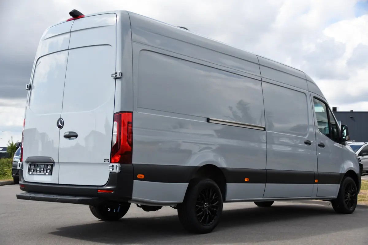 317 1.9 CDI L3H2 RWD PB Edition NIEUW STAAT! Adaptieve Cruise, Camera, Carlay, LED, Standkachel, 170pk, Stoelverwarming, Dodehoek, Automaat, 3 Zitplaatsen, Uniek!