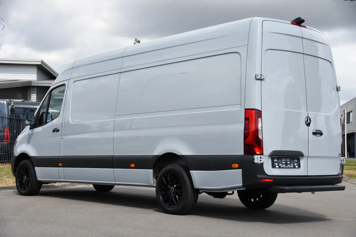 317 1.9 CDI L3H2 RWD PB Edition NIEUW STAAT! Adaptieve Cruise, Camera, Carlay, LED, Standkachel, 170pk, Stoelverwarming, Dodehoek, Automaat, 3 Zitplaatsen, Uniek!