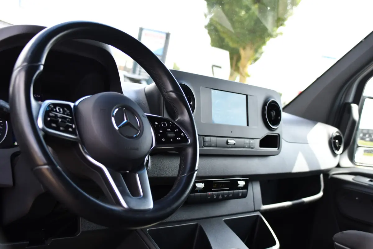 317 1.9 CDI L3H2 RWD PB Edition NIEUW STAAT! Adaptieve Cruise, Camera, Carlay, LED, Standkachel, 170pk, Stoelverwarming, Dodehoek, Automaat, 3 Zitplaatsen, Uniek!