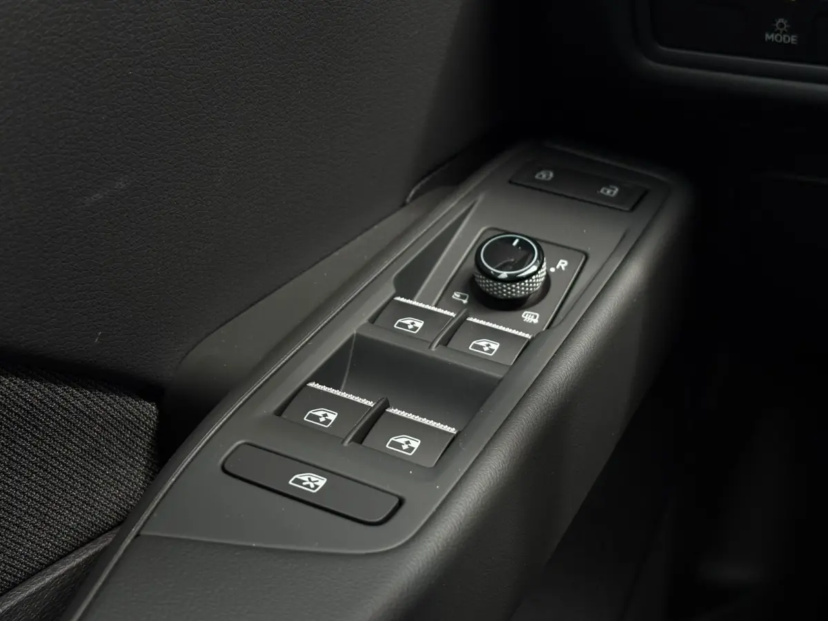 Life | Airconditioning automatisch, 2-zone (Climatronic) | Automatische afstandsregeling (Adaptive Cruise Control) | Buitenspiegels elektrisch instel-, verwarm- en inklapbaar
