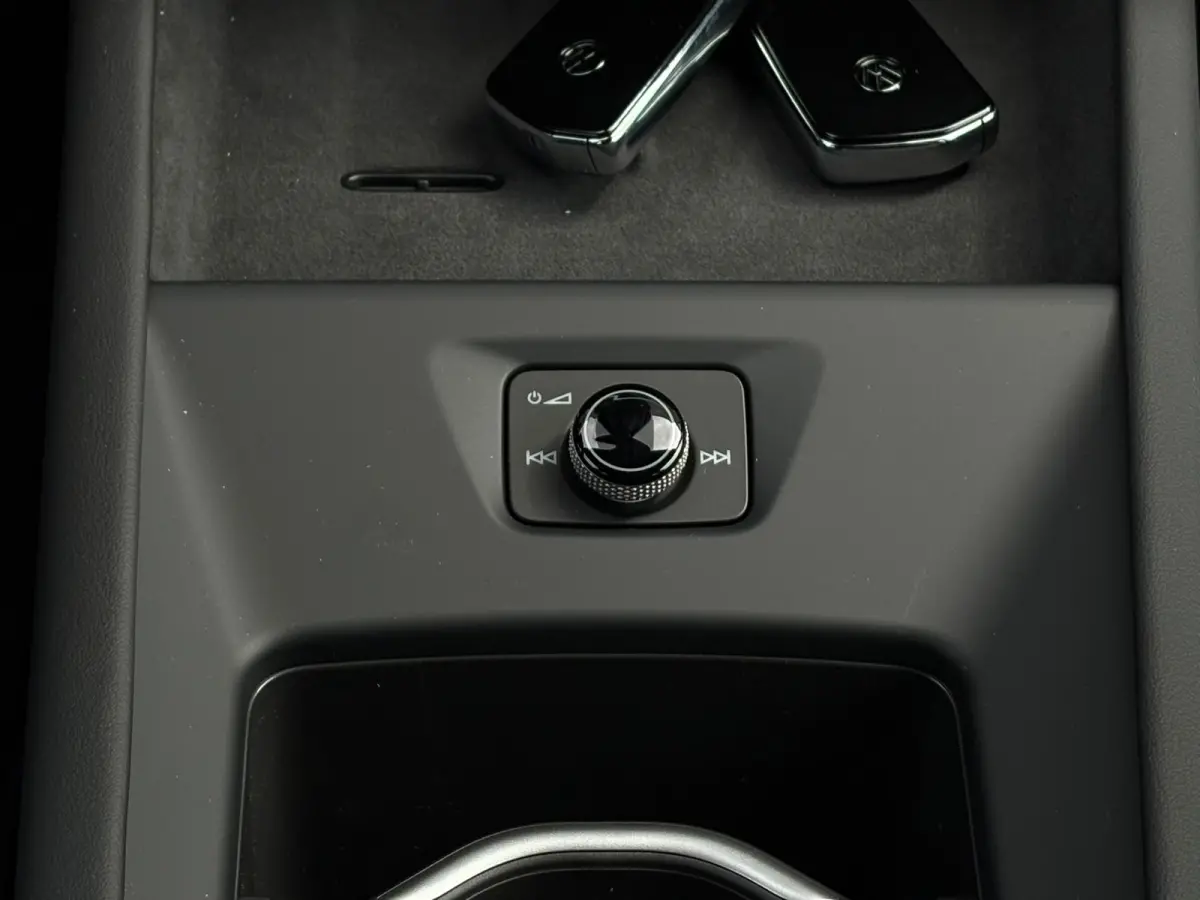 Life | Airconditioning automatisch, 2-zone (Climatronic) | Automatische afstandsregeling (Adaptive Cruise Control) | Buitenspiegels elektrisch instel-, verwarm- en inklapbaar