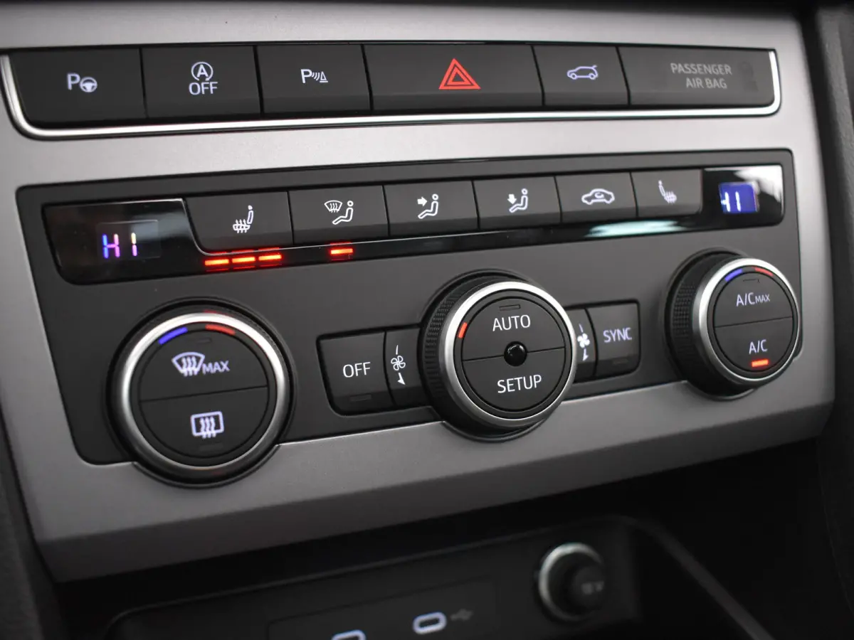 FR Business Intense | Achteruitrijcamera | Airconditioning automatisch met 2-zone-temperatuurregeling | Centrale vergr. met afstandsbediening en Keyless Entry&Go