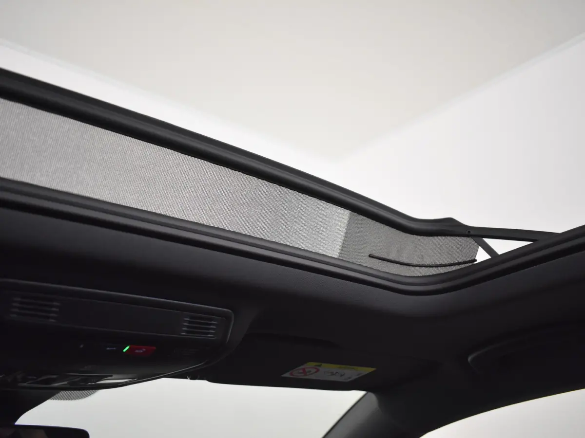 FR Business Intense | Achteruitrijcamera | Airconditioning automatisch met 2-zone-temperatuurregeling | Centrale vergr. met afstandsbediening en Keyless Entry&Go