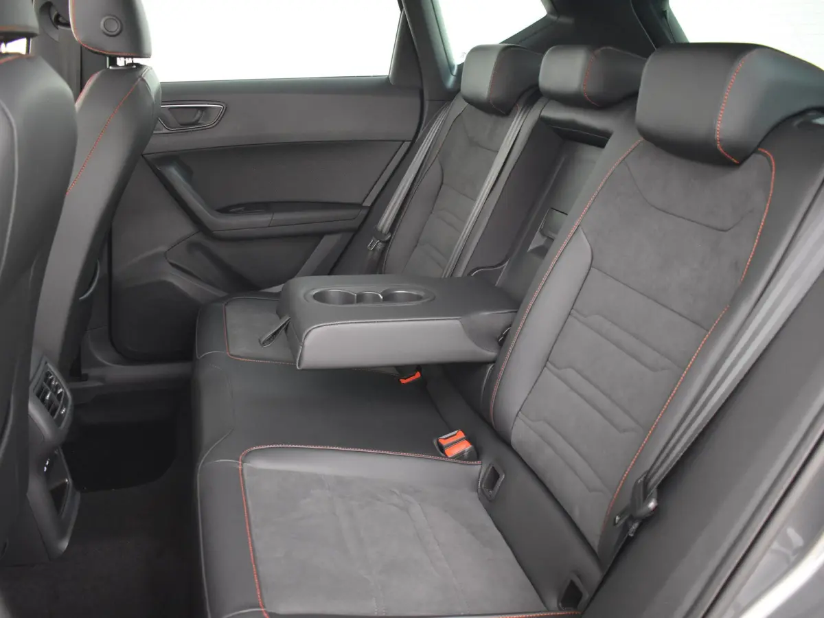 FR Business Intense | Achteruitrijcamera | Airconditioning automatisch met 2-zone-temperatuurregeling | Centrale vergr. met afstandsbediening en Keyless Entry&Go
