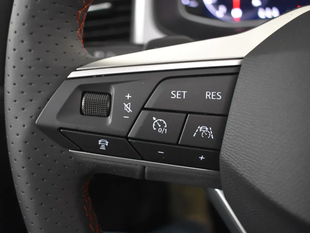 FR Business Intense | Achteruitrijcamera | Airconditioning automatisch met 2-zone-temperatuurregeling | Centrale vergr. met afstandsbediening en Keyless Entry&Go