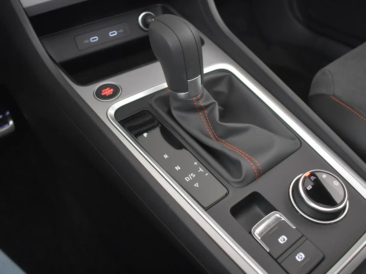 FR Business Intense | Achteruitrijcamera | Airconditioning automatisch met 2-zone-temperatuurregeling | Centrale vergr. met afstandsbediening en Keyless Entry&Go