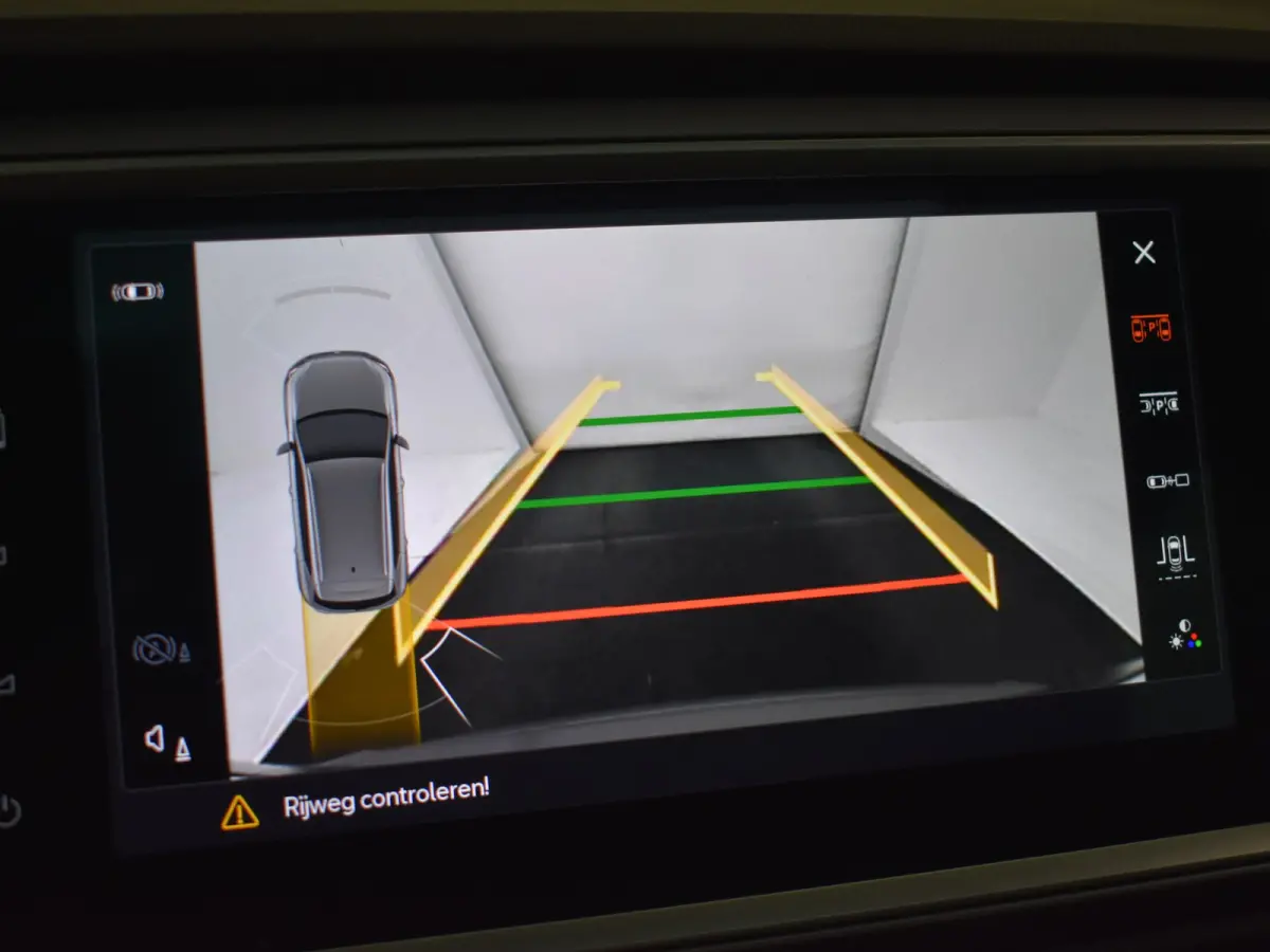FR Business Intense | Achteruitrijcamera | Airconditioning automatisch met 2-zone-temperatuurregeling | Centrale vergr. met afstandsbediening en Keyless Entry&Go