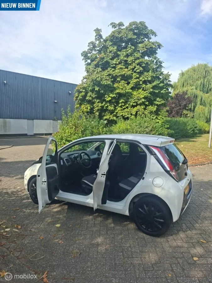 1.0 VVT-i x-play | Achteruitrijcamera | Airco
