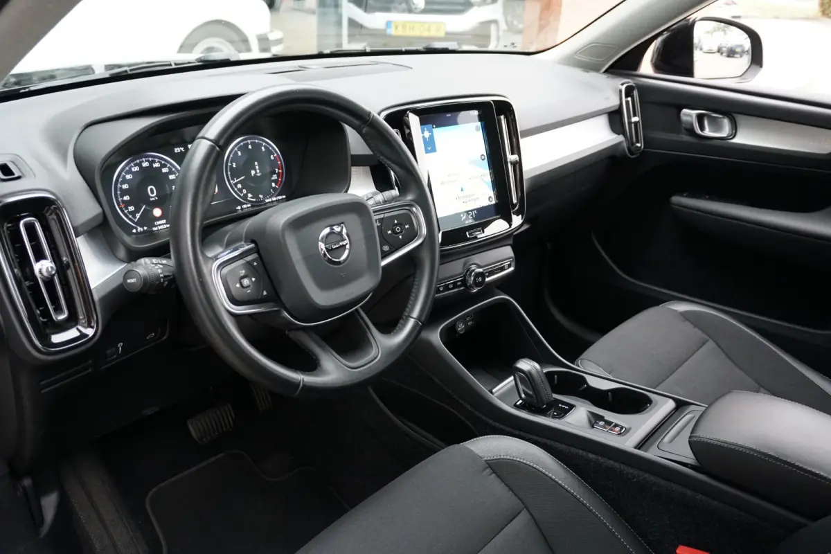 1.5 T3 Momentum Pro + DEALER ONDERHOUDEN + CAMERA / CARPLAY