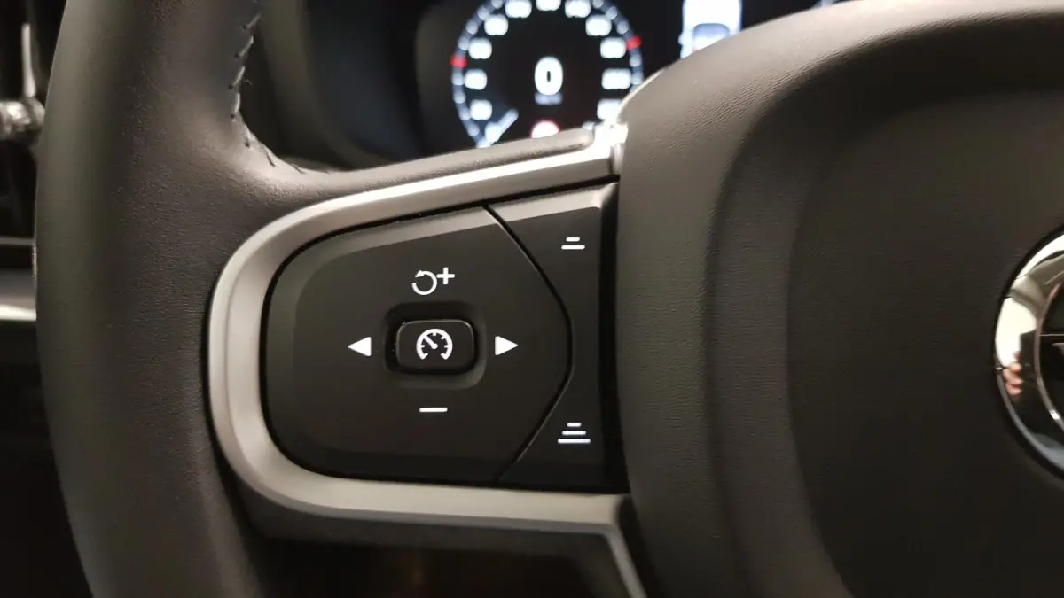 2.0 B4 197 pk Automaat Momentum Pro Navigatie Climate control Adaptive cruise Control Led DAB Electrisch bedienbare achterklep Parkeer sensoren