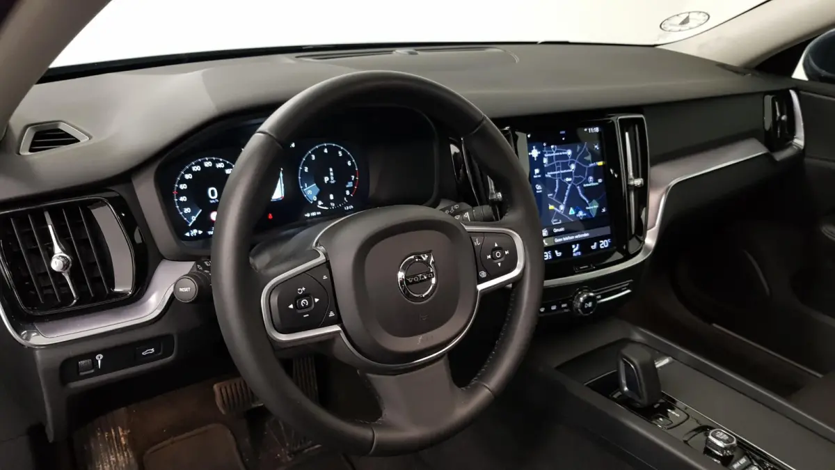 2.0 B4 197 pk Automaat Momentum Pro Navigatie Climate control Adaptive cruise Control Led DAB Electrisch bedienbare achterklep Parkeer sensoren