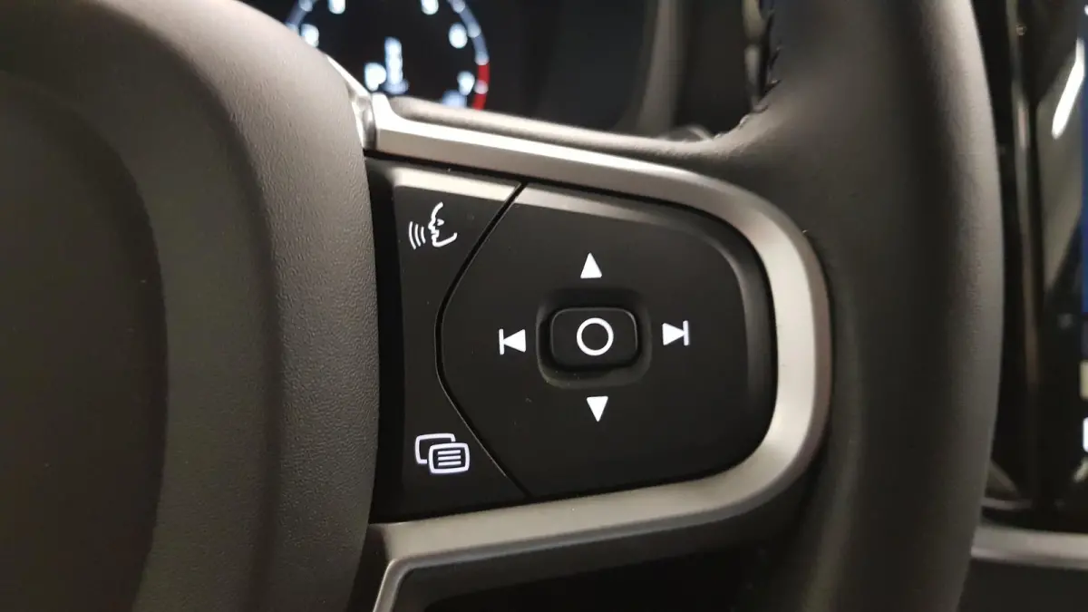 2.0 B4 197 pk Automaat Momentum Pro Navigatie Climate control Adaptive cruise Control Led DAB Electrisch bedienbare achterklep Parkeer sensoren
