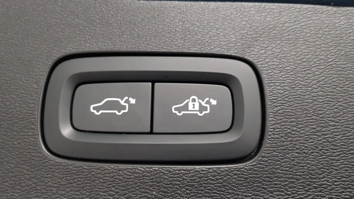 2.0 B4 197 pk Automaat Momentum Pro Navigatie Climate control Adaptive cruise Control Led DAB Electrisch bedienbare achterklep Parkeer sensoren