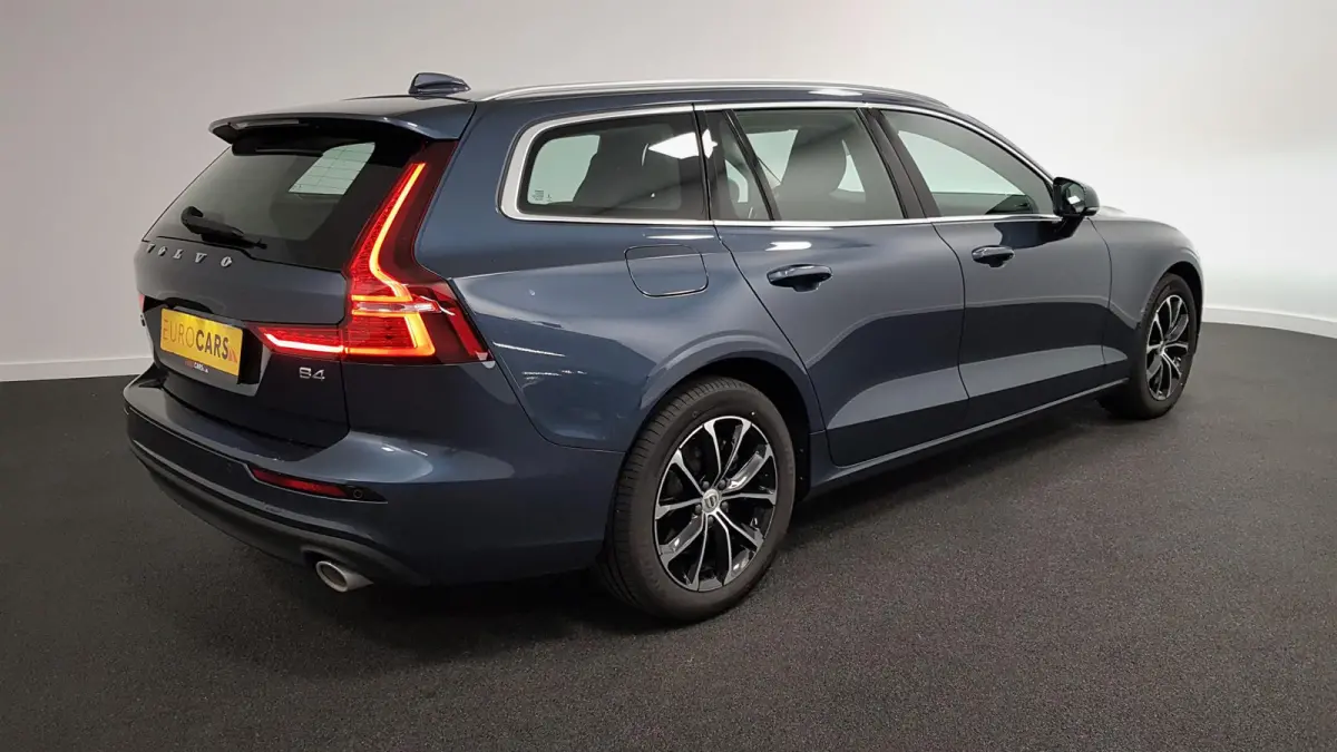 2.0 B4 197 pk Automaat Momentum Pro Navigatie Climate control Adaptive cruise Control Led DAB Electrisch bedienbare achterklep Parkeer sensoren