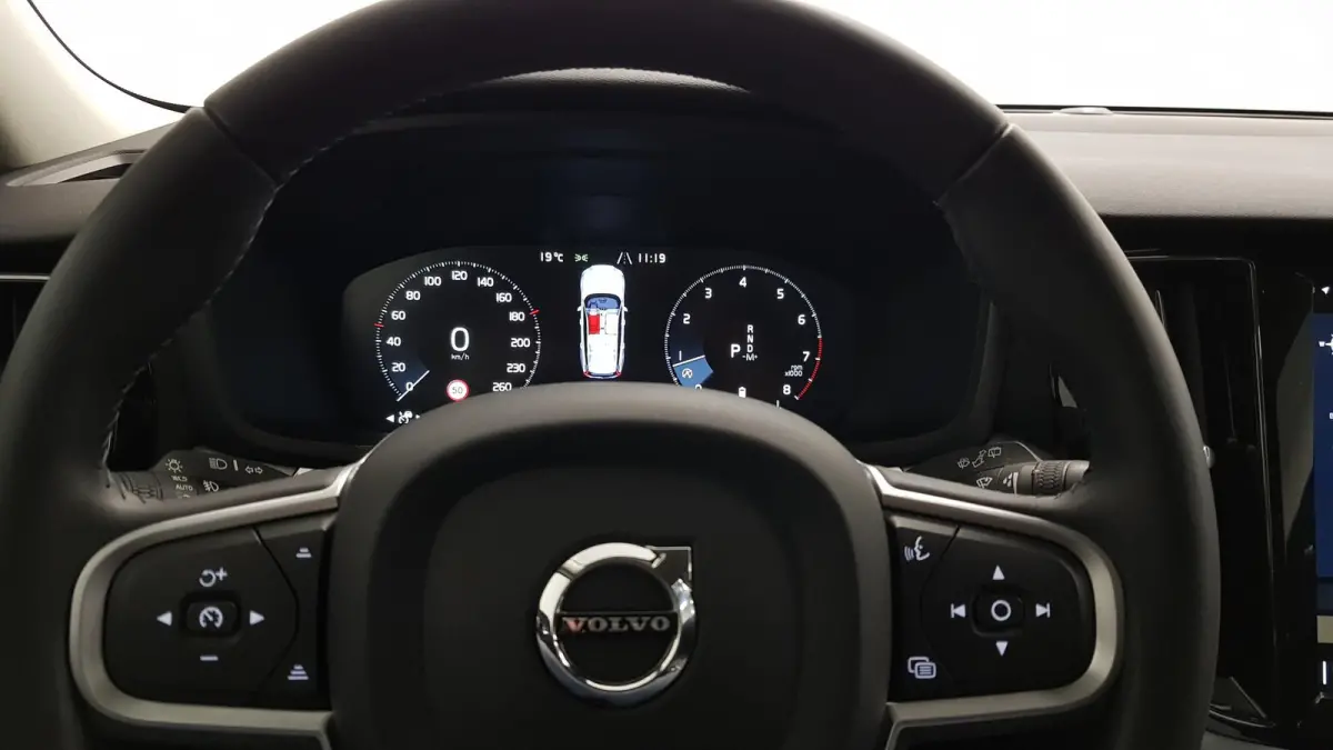 2.0 B4 197 pk Automaat Momentum Pro Navigatie Climate control Adaptive cruise Control Led DAB Electrisch bedienbare achterklep Parkeer sensoren