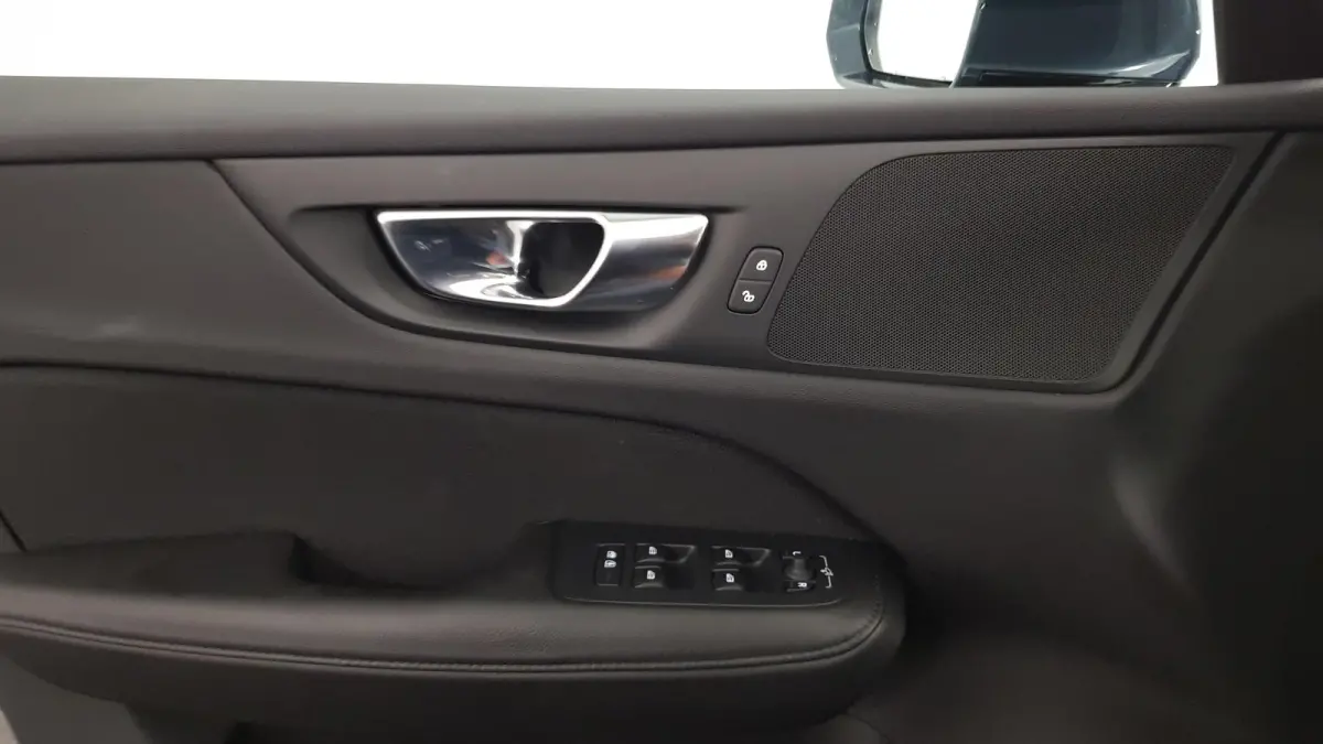 2.0 B4 197 pk Automaat Momentum Pro Navigatie Climate control Adaptive cruise Control Led DAB Electrisch bedienbare achterklep Parkeer sensoren