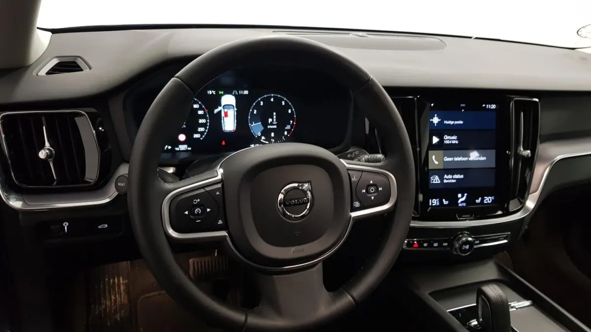 2.0 B4 197 pk Automaat Momentum Pro Navigatie Climate control Adaptive cruise Control Led DAB Electrisch bedienbare achterklep Parkeer sensoren
