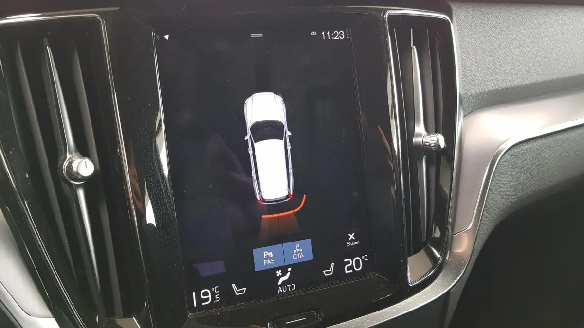 2.0 B4 197 pk Automaat Momentum Pro Navigatie Climate control Adaptive cruise Control Led DAB Electrisch bedienbare achterklep Parkeer sensoren