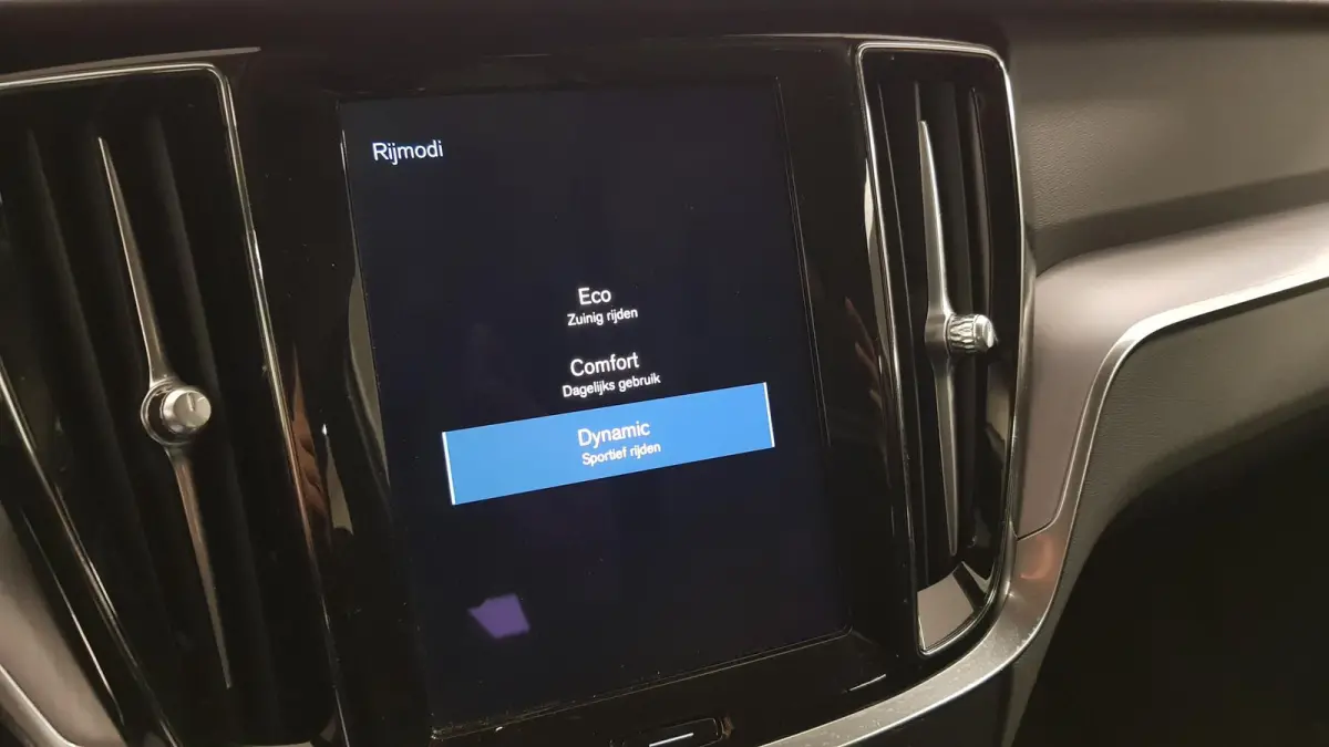 2.0 B4 197 pk Automaat Momentum Pro Navigatie Climate control Adaptive cruise Control Led DAB Electrisch bedienbare achterklep Parkeer sensoren