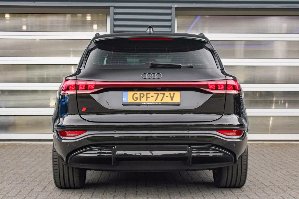 Performance 306pk S-Line Edition 100 kWh | Luchtvering | Rondomzicht Camera | 21" LMV | Stuurverwarming