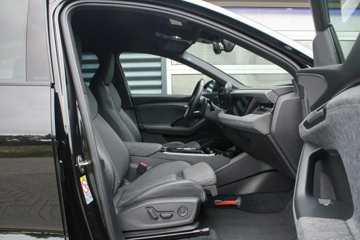 Performance 306pk S-Line Edition 100 kWh | Luchtvering | Rondomzicht Camera | 21" LMV | Stuurverwarming