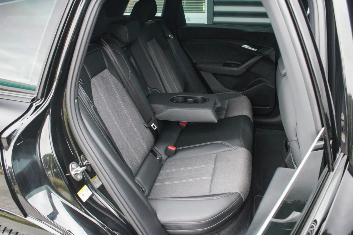 Performance 306pk S-Line Edition 100 kWh | Luchtvering | Rondomzicht Camera | 21" LMV | Stuurverwarming