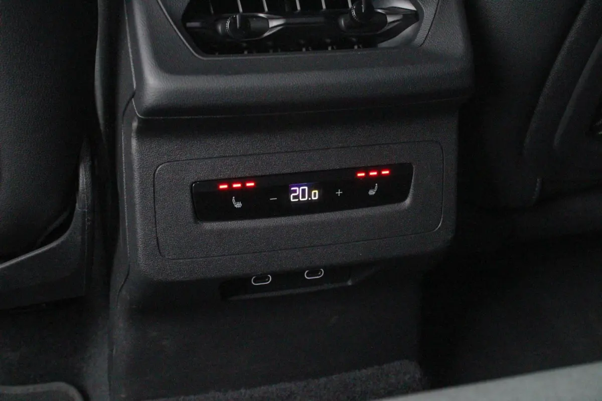 Performance 306pk S-Line Edition 100 kWh | Luchtvering | Rondomzicht Camera | 21" LMV | Stuurverwarming
