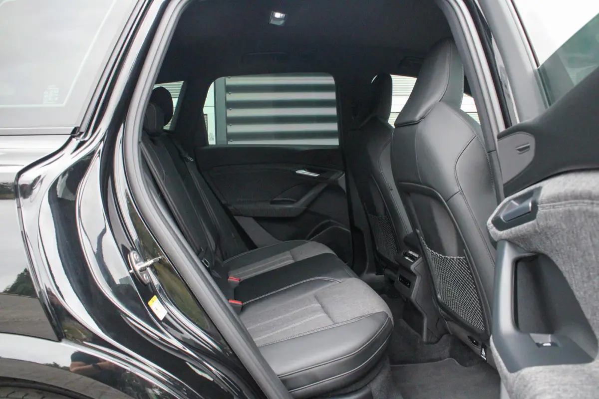 Performance 306pk S-Line Edition 100 kWh | Luchtvering | Rondomzicht Camera | 21" LMV | Stuurverwarming