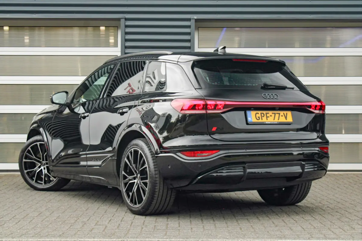 Performance 306pk S-Line Edition 100 kWh | Luchtvering | Rondomzicht Camera | 21" LMV | Stuurverwarming
