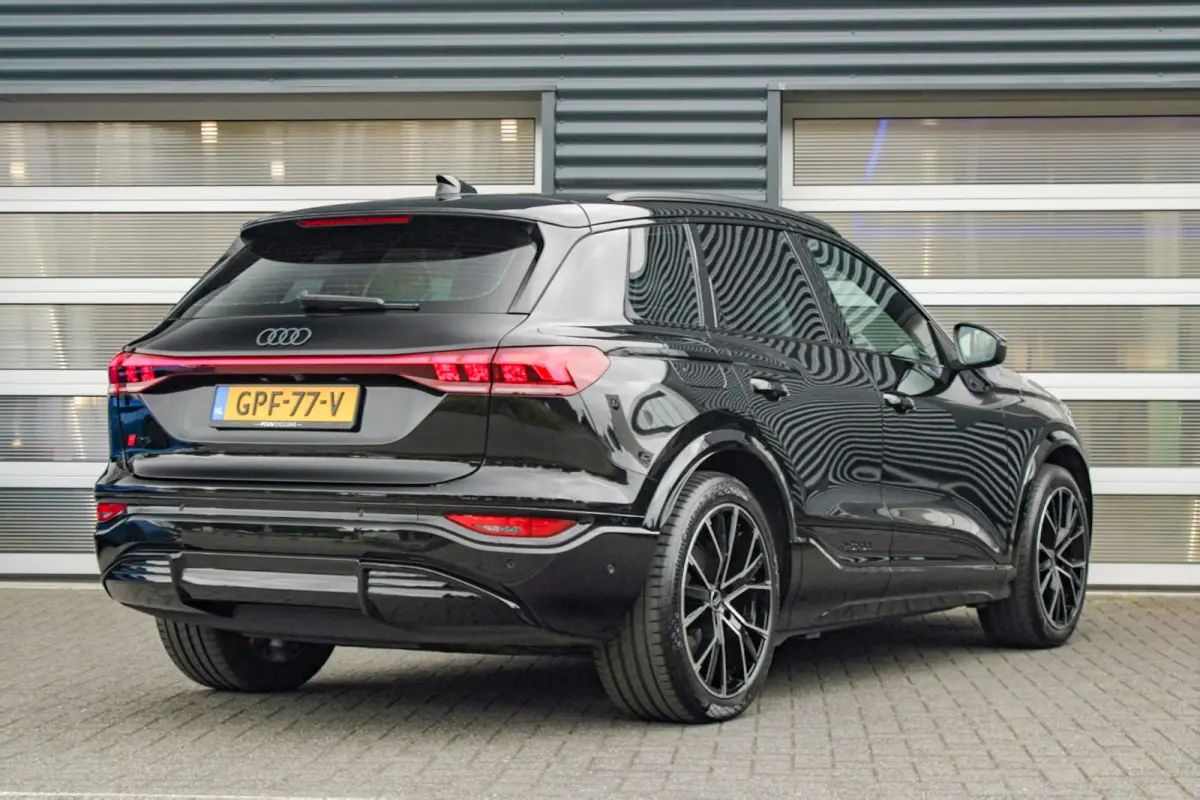 Performance 306pk S-Line Edition 100 kWh | Luchtvering | Rondomzicht Camera | 21" LMV | Stuurverwarming