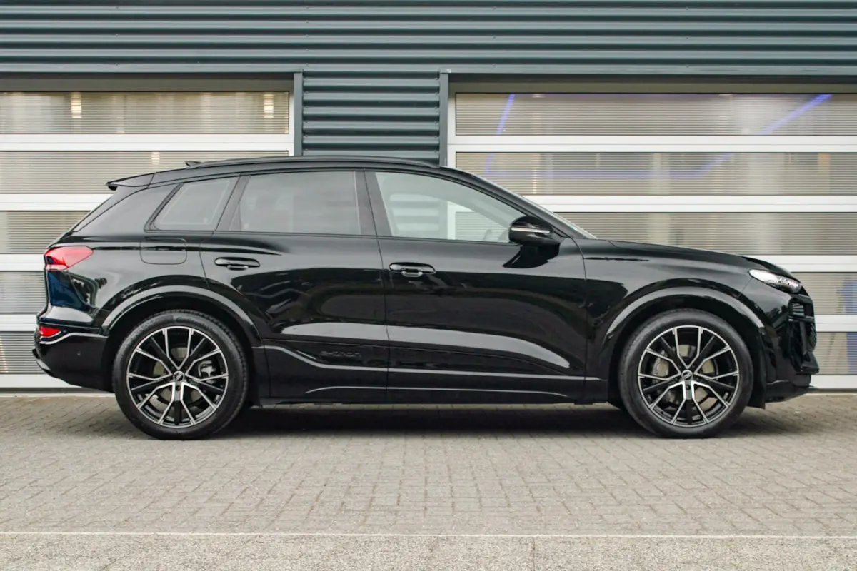 Performance 306pk S-Line Edition 100 kWh | Luchtvering | Rondomzicht Camera | 21" LMV | Stuurverwarming