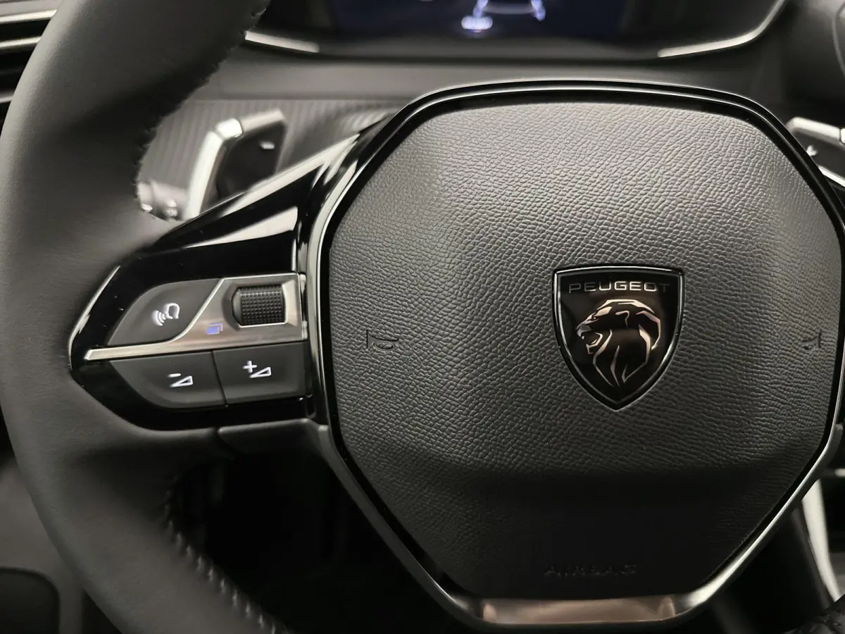 SUV Allure 130 pk Automaat | Navigatie via Apple Carplay/Android Auto | Achteruitrijcamera | Parkeersensoren Voor en Achter | Voorstoelen Verwarmd | Dodehoek Detectie | Adaptieve Cruise Cont