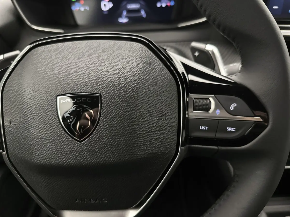 SUV Allure 130 pk Automaat | Navigatie via Apple Carplay/Android Auto | Achteruitrijcamera | Parkeersensoren Voor en Achter | Voorstoelen Verwarmd | Dodehoek Detectie | Adaptieve Cruise Cont