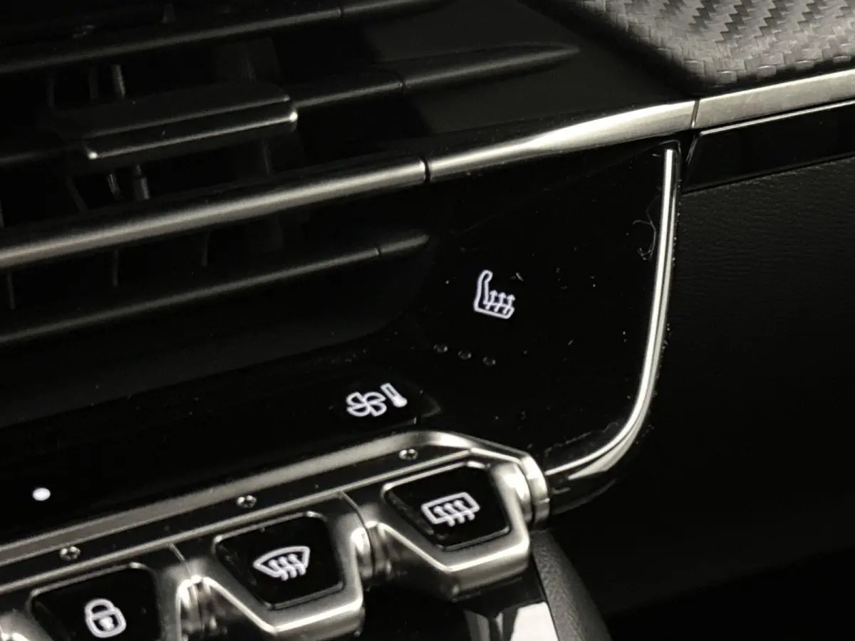SUV Allure 130 pk Automaat | Navigatie via Apple Carplay/Android Auto | Achteruitrijcamera | Parkeersensoren Voor en Achter | Voorstoelen Verwarmd | Dodehoek Detectie | Adaptieve Cruise Cont