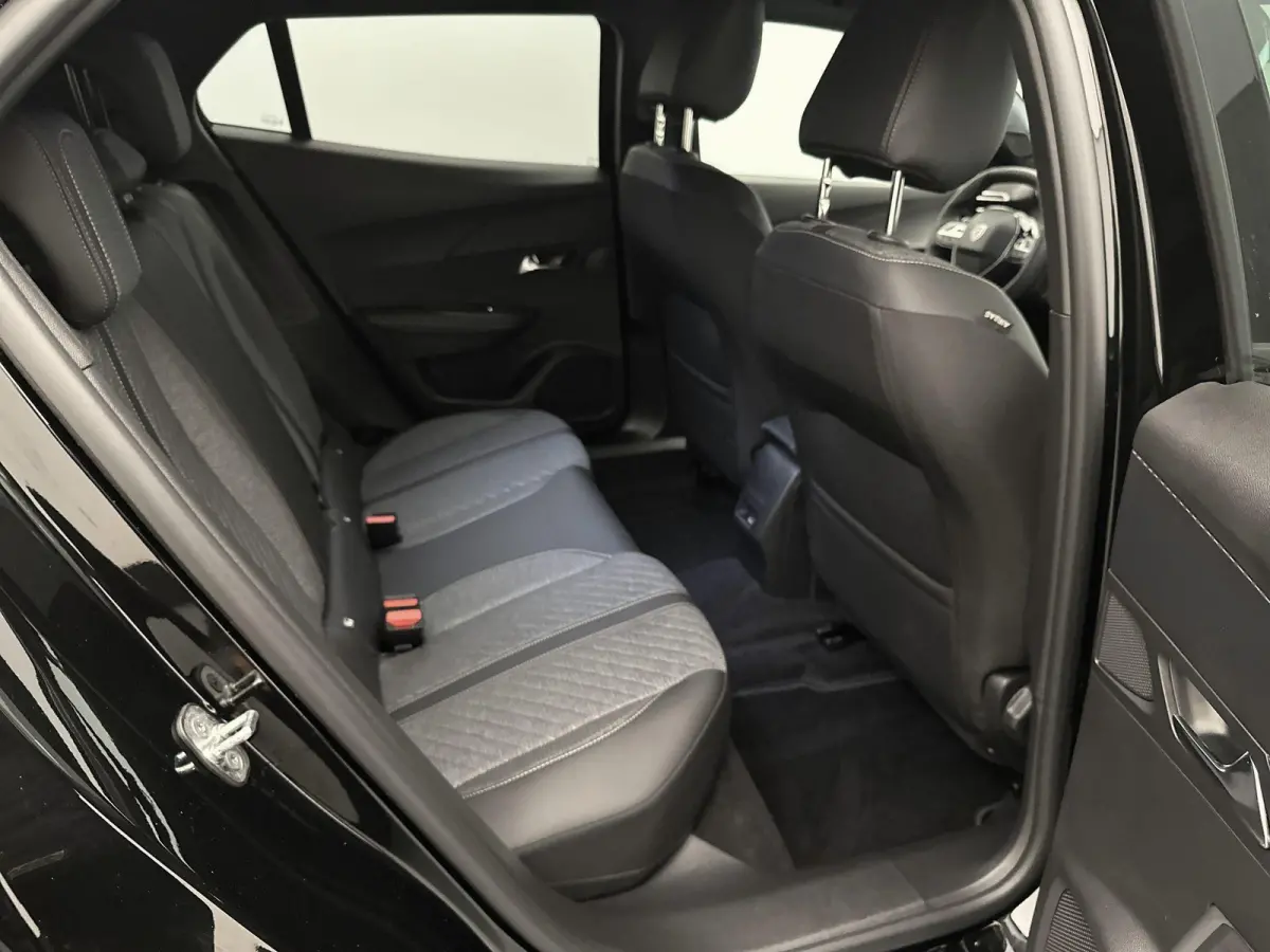 SUV Allure 130 pk Automaat | Navigatie via Apple Carplay/Android Auto | Achteruitrijcamera | Parkeersensoren Voor en Achter | Voorstoelen Verwarmd | Dodehoek Detectie | Adaptieve Cruise Cont