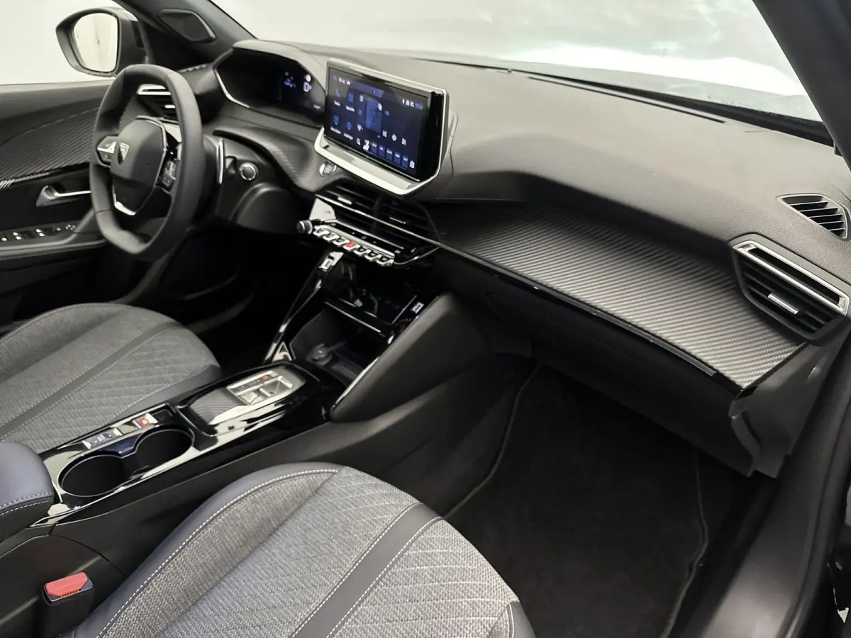 SUV Allure 130 pk Automaat | Navigatie via Apple Carplay/Android Auto | Achteruitrijcamera | Parkeersensoren Voor en Achter | Voorstoelen Verwarmd | Dodehoek Detectie | Adaptieve Cruise Cont