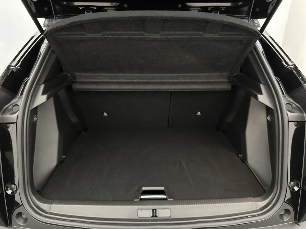 SUV Allure 130 pk Automaat | Navigatie via Apple Carplay/Android Auto | Achteruitrijcamera | Parkeersensoren Voor en Achter | Voorstoelen Verwarmd | Dodehoek Detectie | Adaptieve Cruise Cont