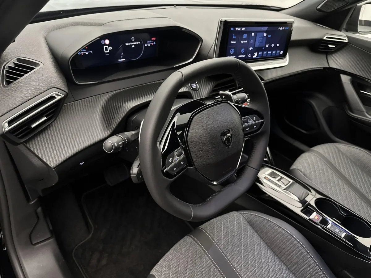 SUV Allure 130 pk Automaat | Navigatie via Apple Carplay/Android Auto | Achteruitrijcamera | Parkeersensoren Voor en Achter | Voorstoelen Verwarmd | Dodehoek Detectie | Adaptieve Cruise Cont