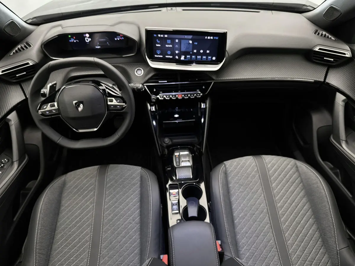 SUV Allure 130 pk Automaat | Navigatie via Apple Carplay/Android Auto | Achteruitrijcamera | Parkeersensoren Voor en Achter | Voorstoelen Verwarmd | Dodehoek Detectie | Adaptieve Cruise Cont