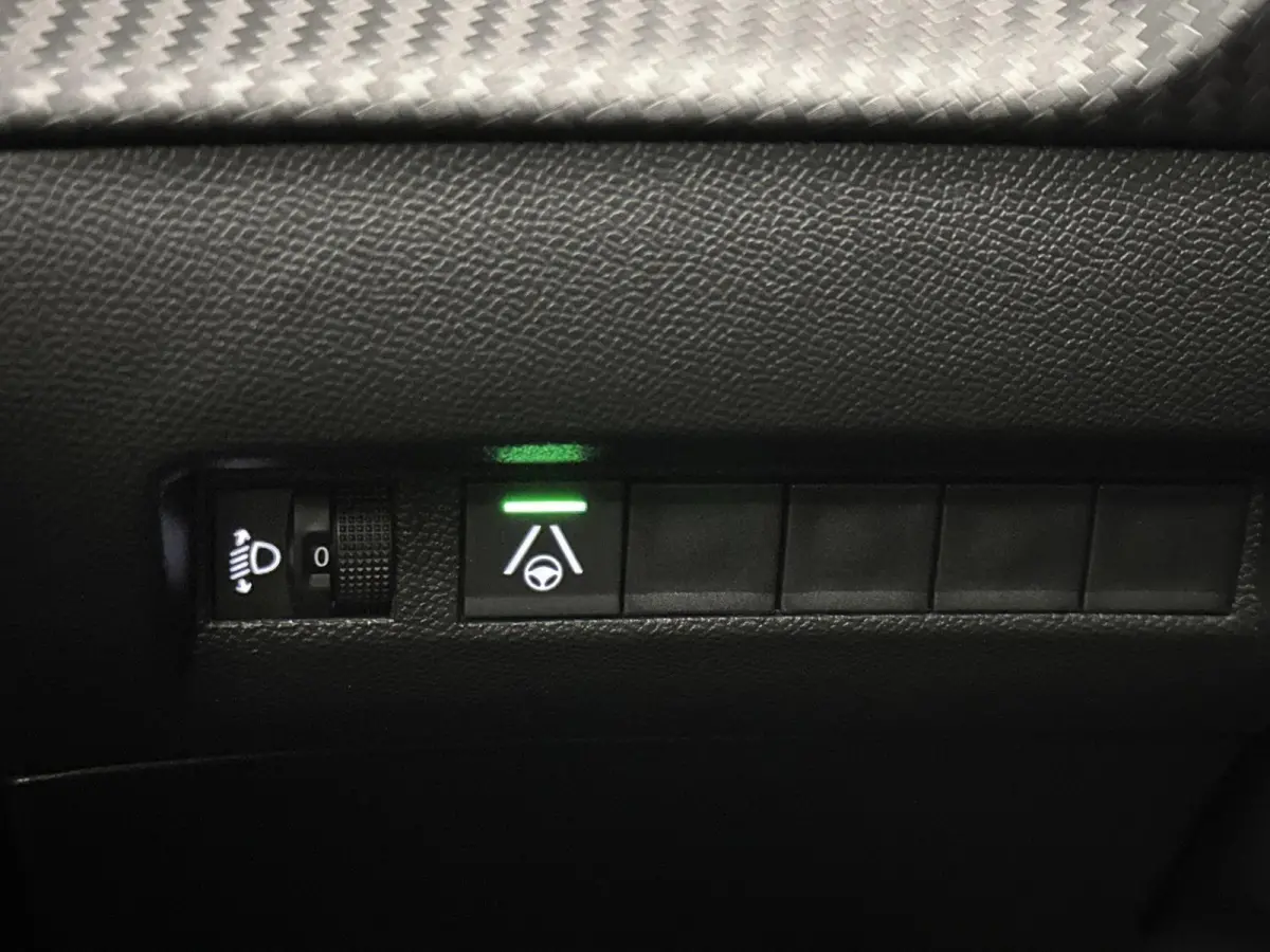 SUV Allure 130 pk Automaat | Navigatie via Apple Carplay/Android Auto | Achteruitrijcamera | Parkeersensoren Voor en Achter | Voorstoelen Verwarmd | Dodehoek Detectie | Adaptieve Cruise Cont