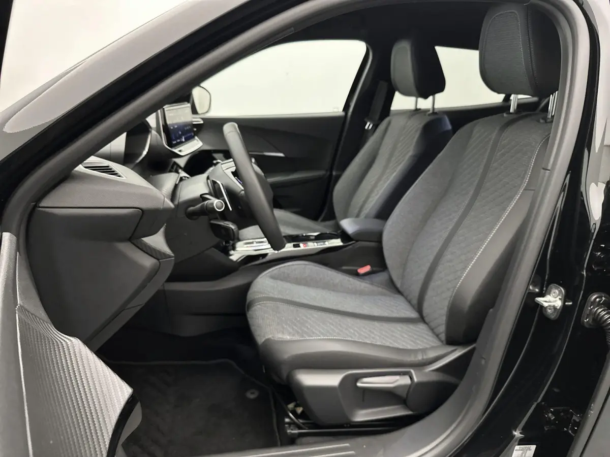 SUV Allure 130 pk Automaat | Navigatie via Apple Carplay/Android Auto | Achteruitrijcamera | Parkeersensoren Voor en Achter | Voorstoelen Verwarmd | Dodehoek Detectie | Adaptieve Cruise Cont
