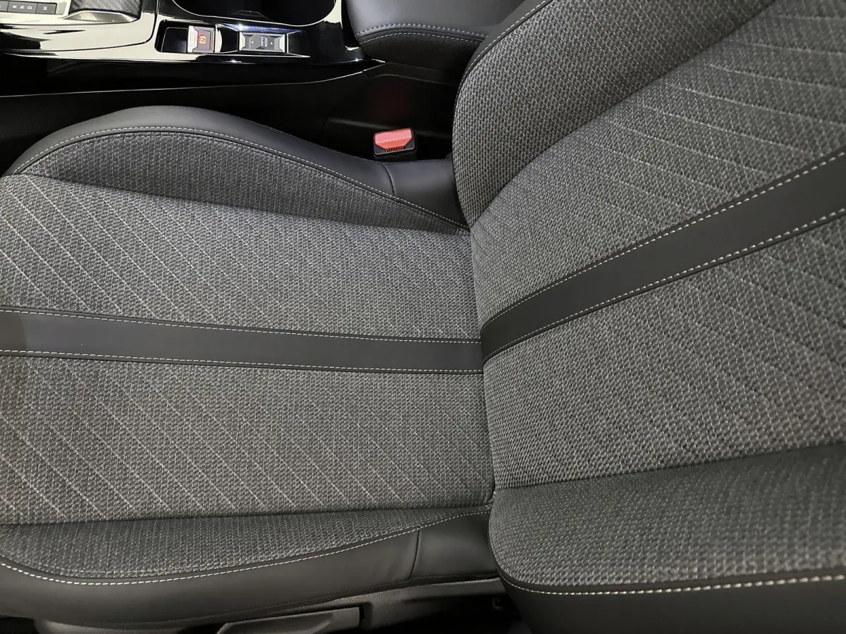 SUV Allure 130 pk Automaat | Navigatie via Apple Carplay/Android Auto | Achteruitrijcamera | Parkeersensoren Voor en Achter | Voorstoelen Verwarmd | Dodehoek Detectie | Adaptieve Cruise Cont