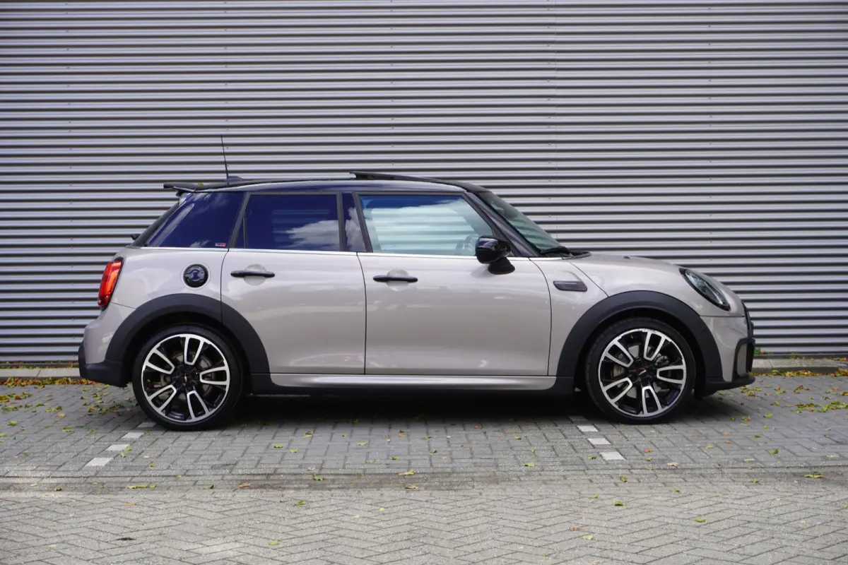 Cooper S Rockingham GT Edition JCW pakket | Glazen Panoramdak | Yours Leder | Stuur- & Stoelverwarming | Harman Kardon | Head-Up Display | 18" JCW Circuit Spoke | Camera