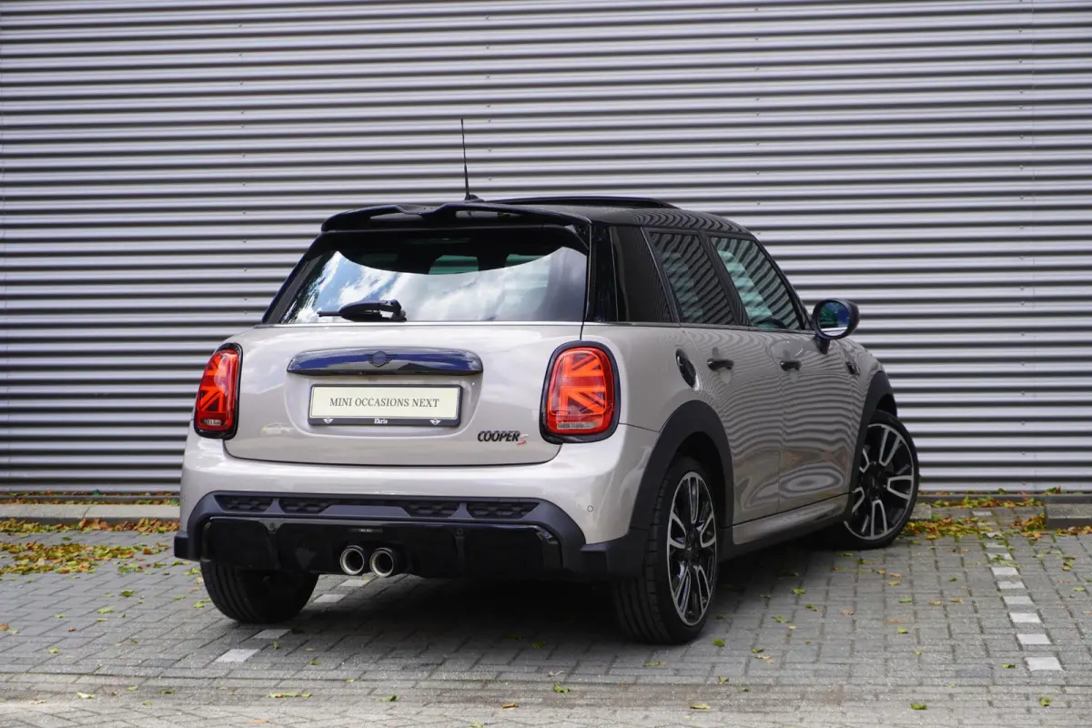 Cooper S Rockingham GT Edition JCW pakket | Glazen Panoramdak | Yours Leder | Stuur- & Stoelverwarming | Harman Kardon | Head-Up Display | 18" JCW Circuit Spoke | Camera