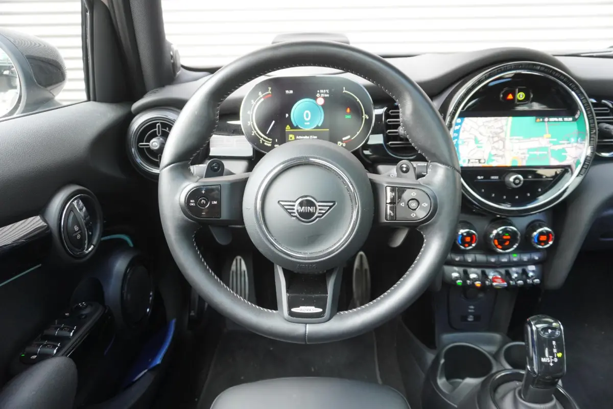 Cooper S Rockingham GT Edition JCW pakket | Glazen Panoramdak | Yours Leder | Stuur- & Stoelverwarming | Harman Kardon | Head-Up Display | 18" JCW Circuit Spoke | Camera