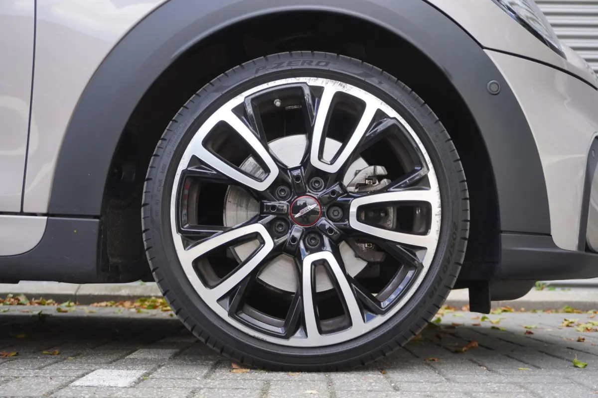 Cooper S Rockingham GT Edition JCW pakket | Glazen Panoramdak | Yours Leder | Stuur- & Stoelverwarming | Harman Kardon | Head-Up Display | 18" JCW Circuit Spoke | Camera