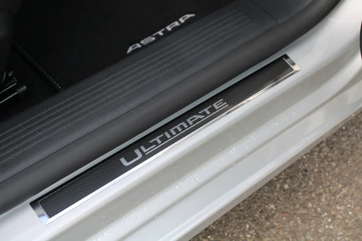 1.6 Turbo Plug In Hybrid Ultimate | Nieuw model | Panorama/schuifdak | Luxe stoelen | Navigatie | Camera | Alcantara |