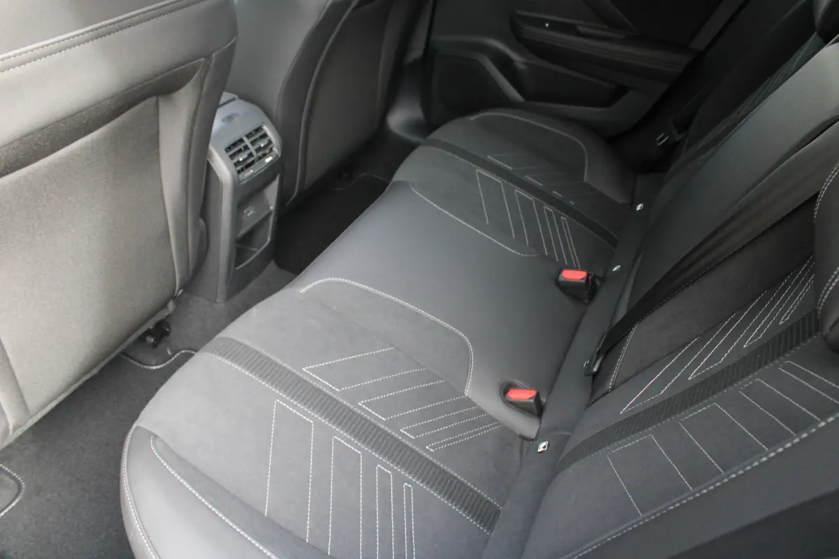 1.6 Turbo Plug In Hybrid Ultimate | Nieuw model | Panorama/schuifdak | Luxe stoelen | Navigatie | Camera | Alcantara |