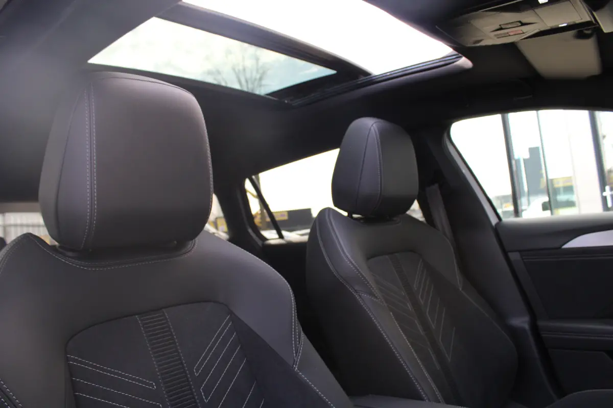 1.6 Turbo Plug In Hybrid Ultimate | Nieuw model | Panorama/schuifdak | Luxe stoelen | Navigatie | Camera | Alcantara |