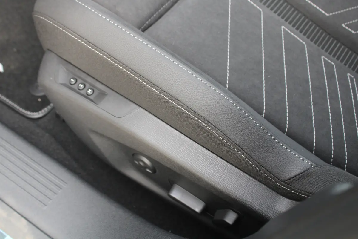 1.6 Turbo Plug In Hybrid Ultimate | Nieuw model | Panorama/schuifdak | Luxe stoelen | Navigatie | Camera | Alcantara |